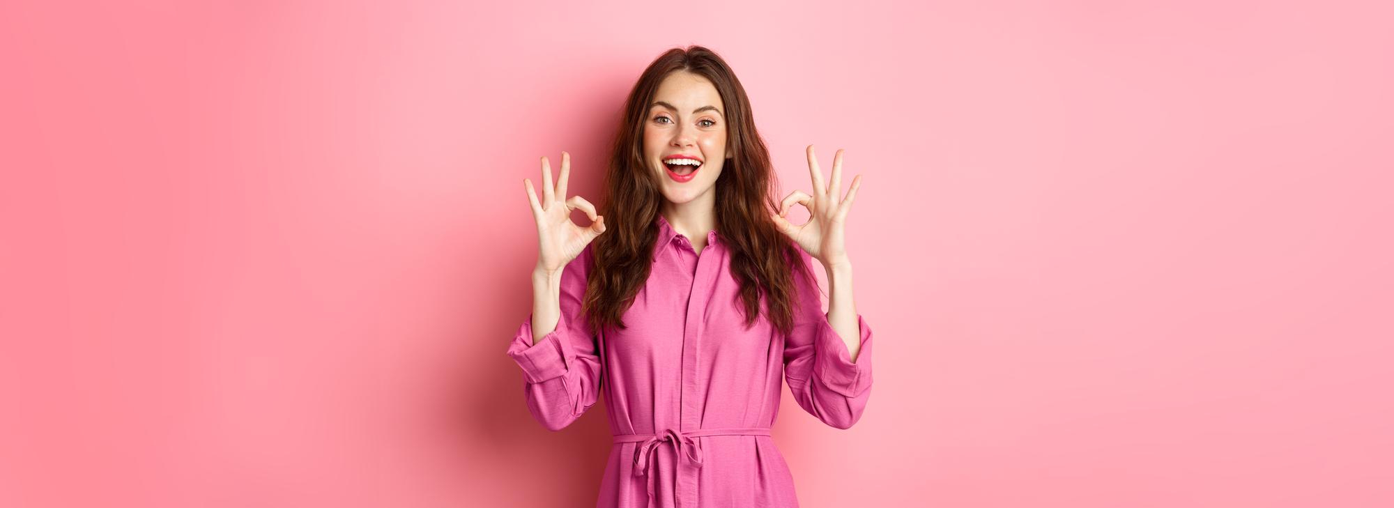 Mulher feliz com a melhor taxa de crédito do mercado